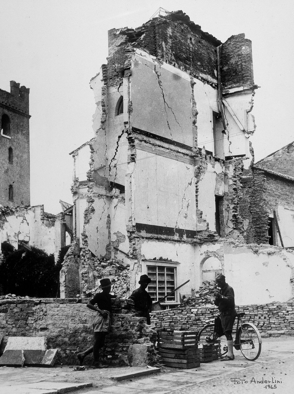 Los bombardeos de Sermide. Tres personas frente a un grupo de casas bombardeadas de Baccarini and Porta