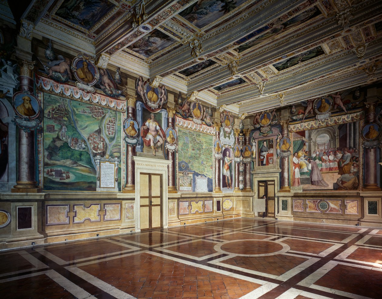 Sala real o de Hércules con frescos de Baldassare Croce que representan escenas mitológicas e históricas de la ciudad de Viterbo, artesonado de madera con las posesiones de la ciudad, Ayuntamiento (antiguo Palacio de los Priores), Viterbo, Lacio, Italia de Baldassare Croce