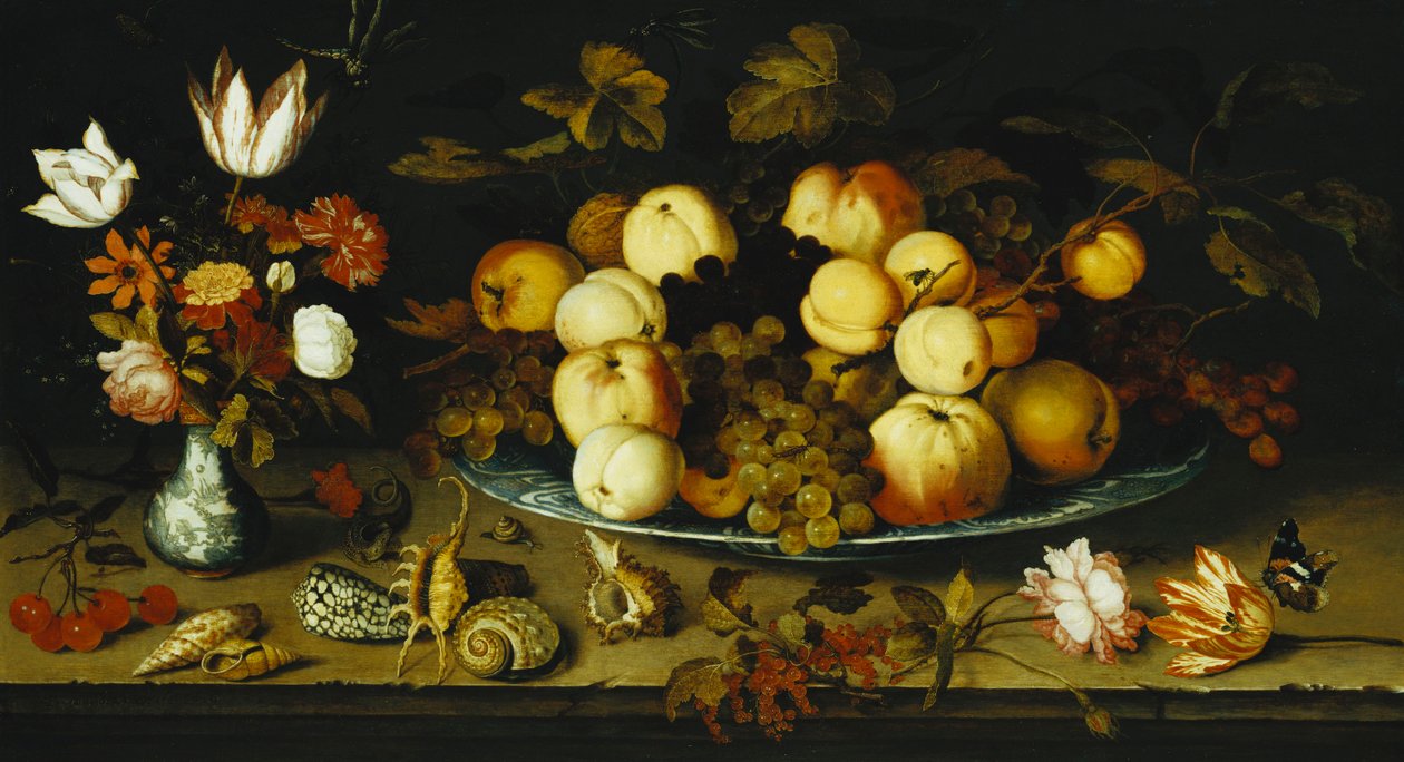 Frutas en un plato, flores en un jarrón de porcelana Wanli Kraak, ramitas de cerezas y grosellas rojas, conchas marinas, una rosa, un tulipán, un clavel, un lagarto, un caracol y un almirante rojo en un borde de piedra, libélulas arriba, 1626 de Balthasar van der Ast
