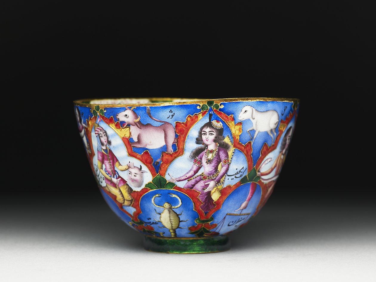 Cuenco con tapa, platillo y cuchara con decoración astrológica, principios del siglo XIX de Baqir