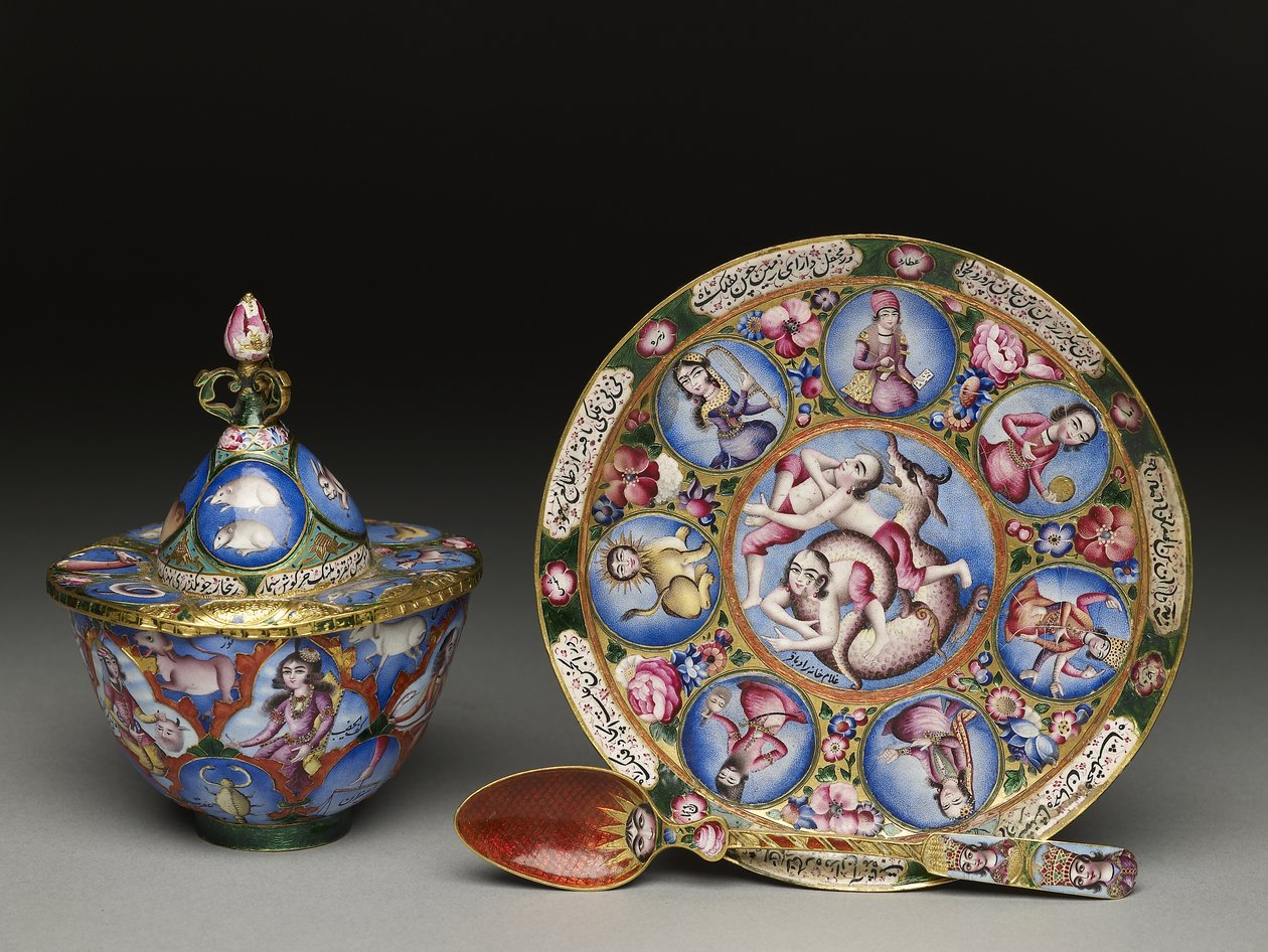 Cuenco con tapa, platillo y cuchara con decoración astrológica, principios del siglo XIX de Baqir