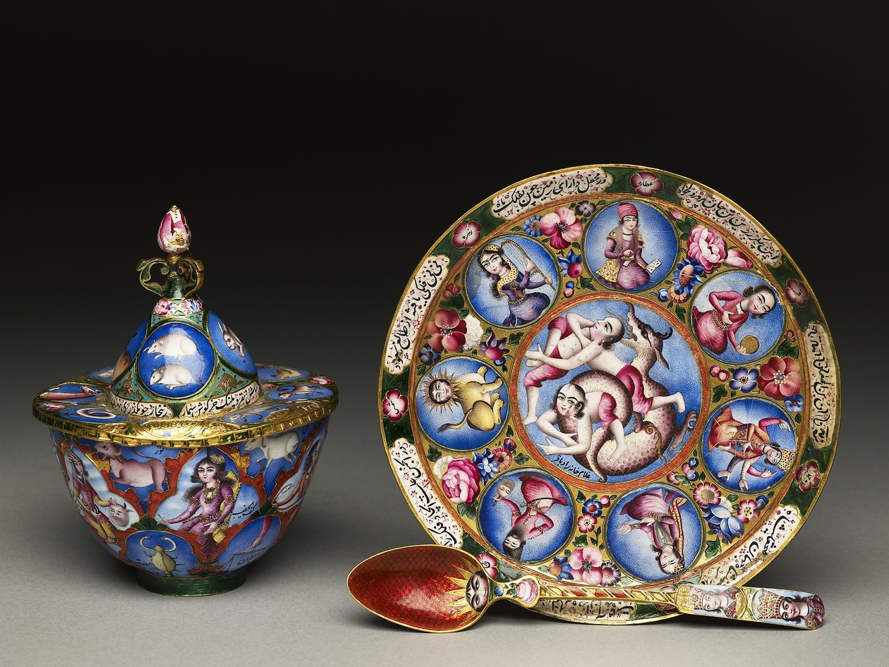 Cuenco con tapa, platillo y cuchara con decoración astrológica, principios del siglo XIX de Baqir