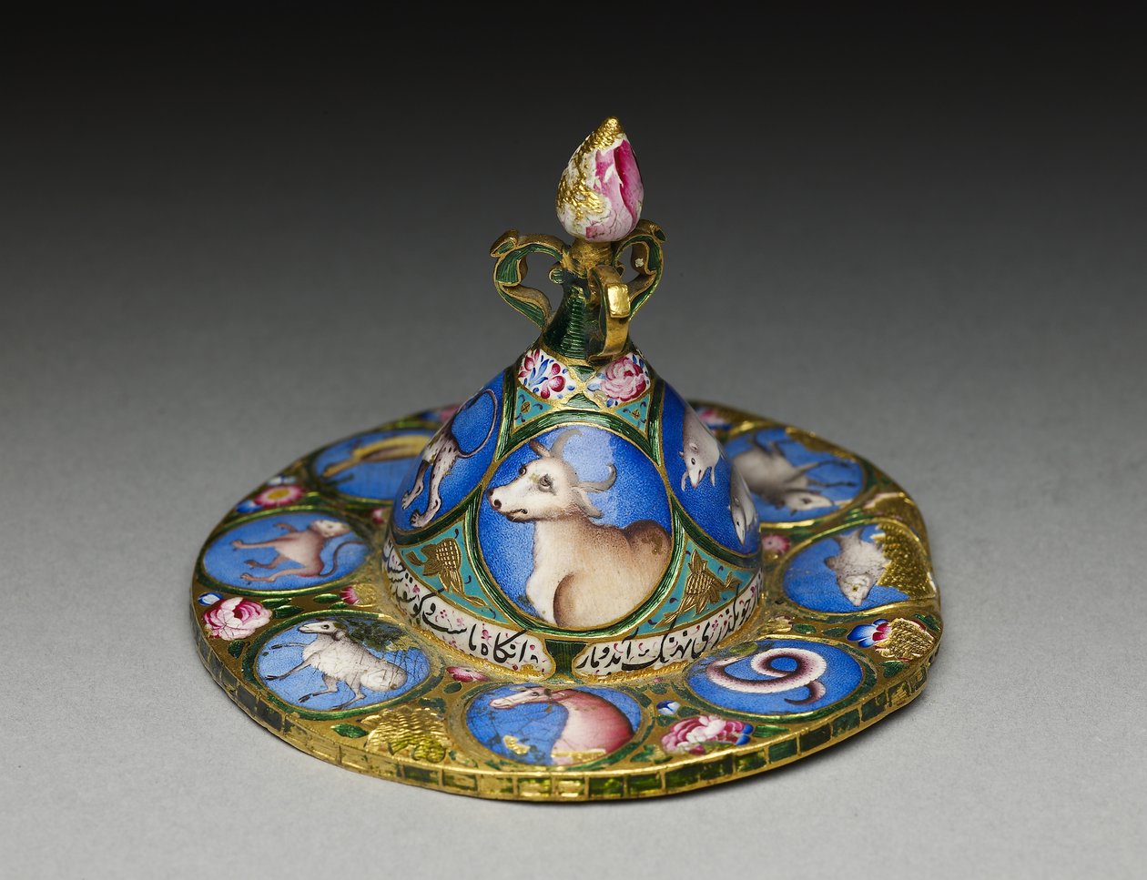 Tazón con tapa, platillo y cuchara con decoración astrológica, principios del siglo XIX de Baqir
