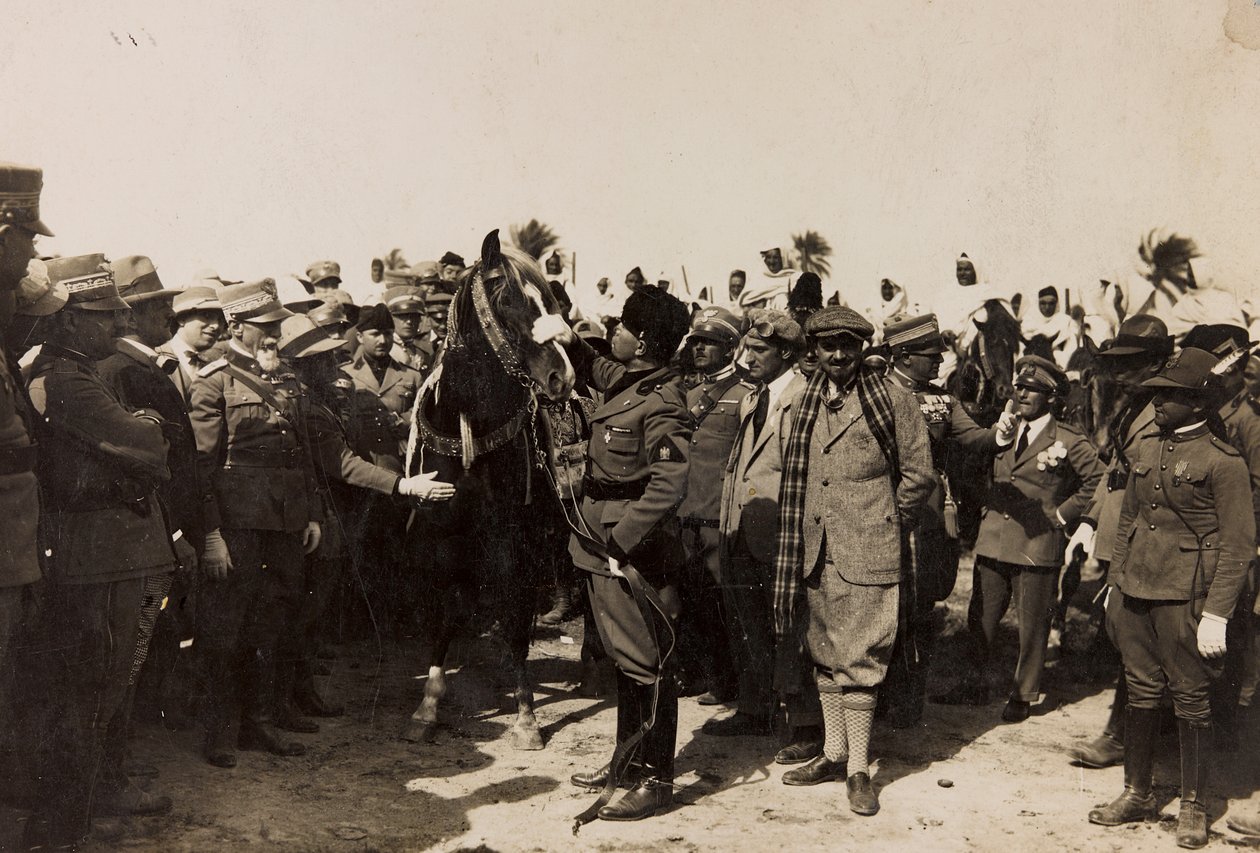 Benito Mussolini con su fascista e Italo Balbo en Libia en Trípoli de Barbera La