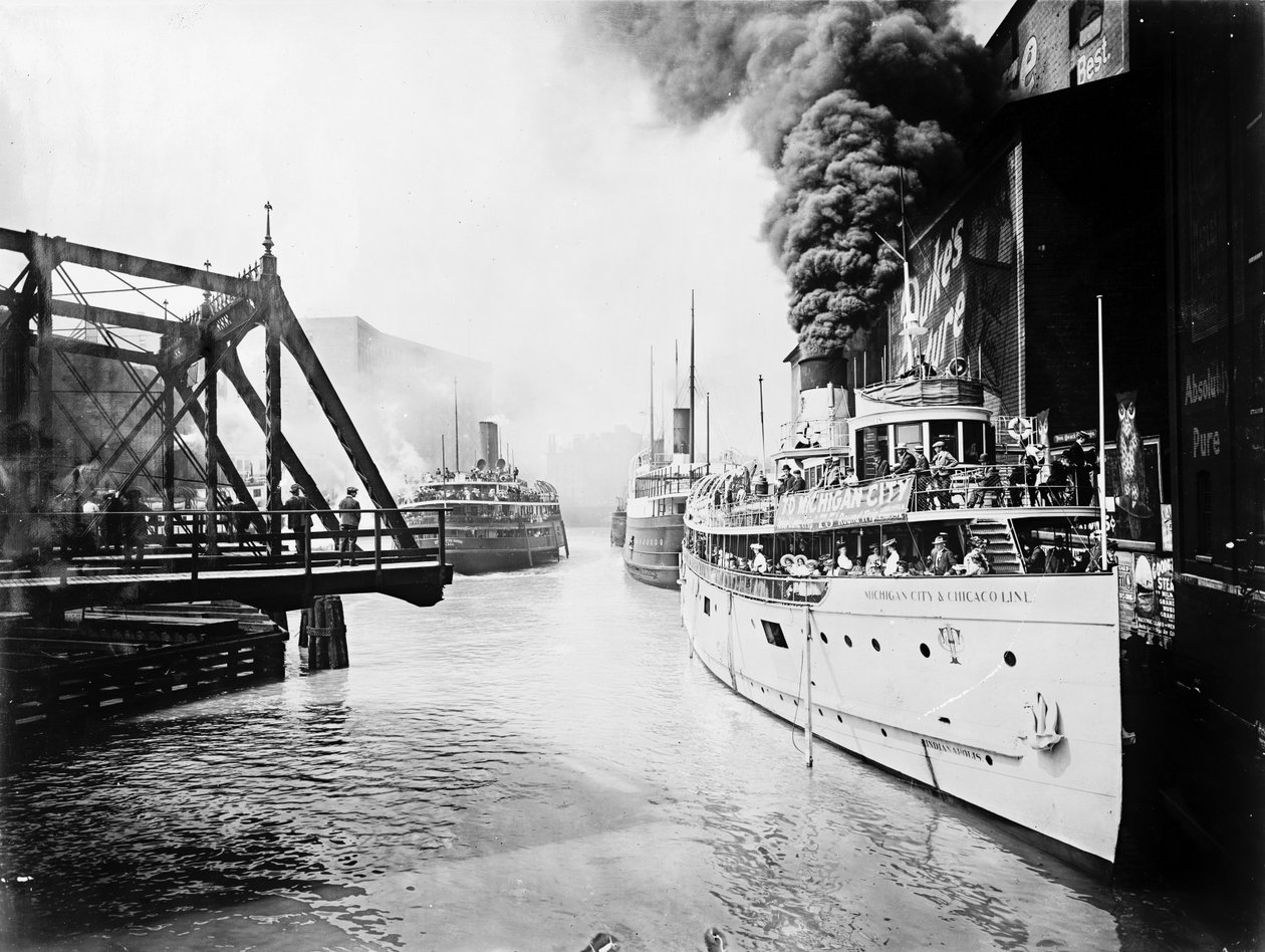 Barcos de pasajeros en el río Chicago, Chicago, Illinois, EE.UU., c.1905 de Barnes and Crosby