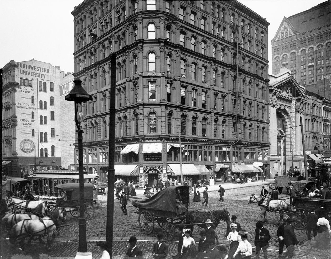 Calles Randolph y Dearborn, Chicago, Illinois, EE.UU., c.1900 (foto en b/n) de Barnes and Crosby