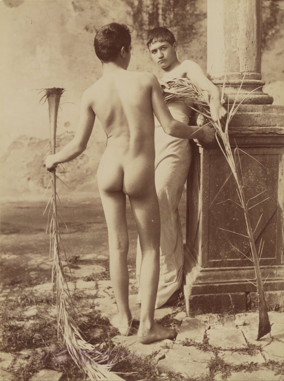 Dos jóvenes sosteniendo hojas de palma de Baron Wilhelm von Gloeden