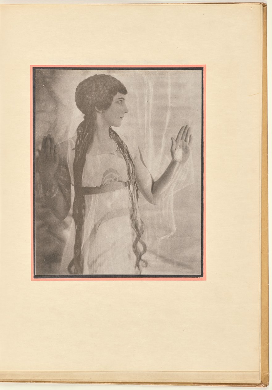 [Bailarina como ninfa, con los brazos levantados] de Baron Adolf De Meyer