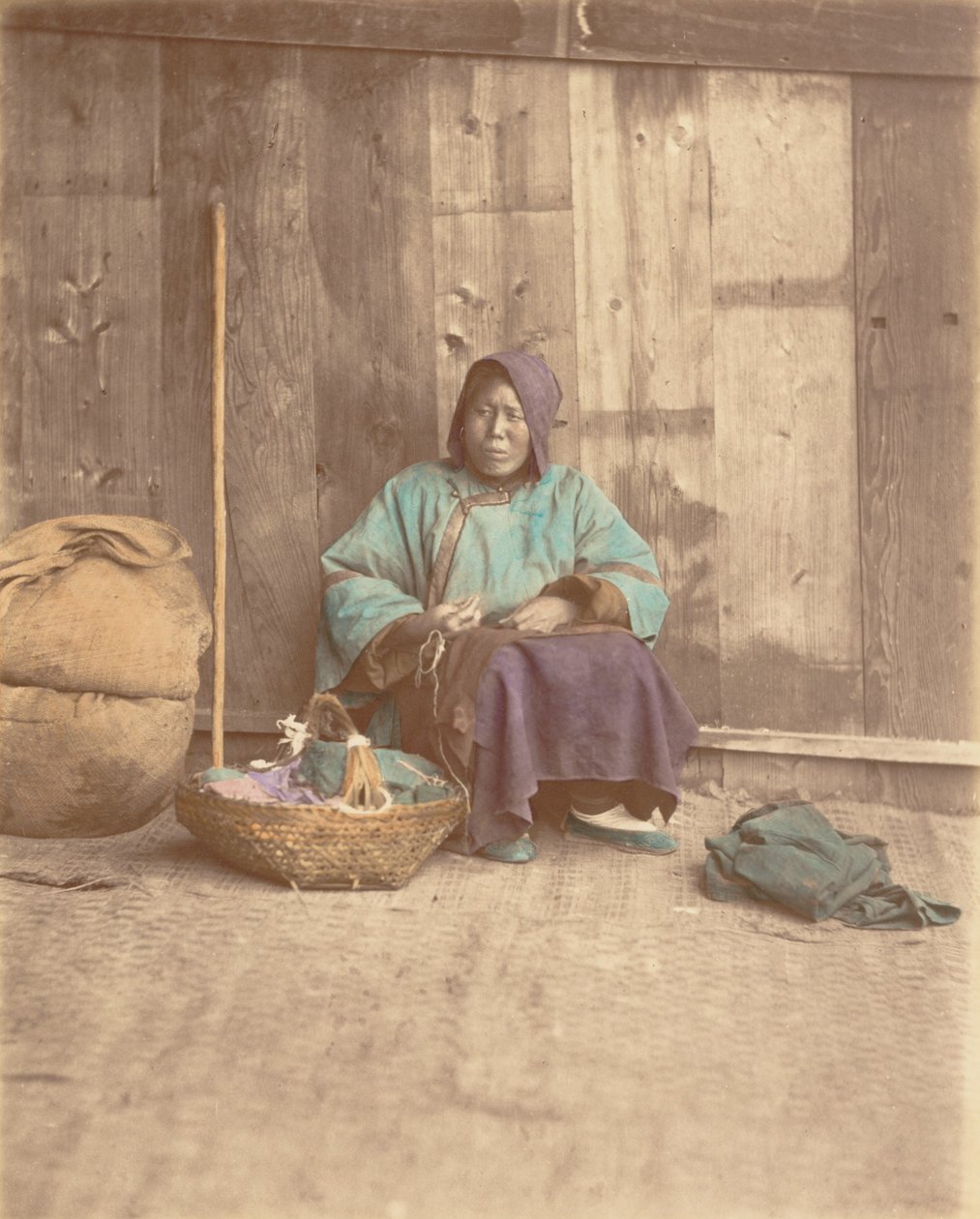 [Mujer china sentada con cesta], 1870s de Baron Raimund von Stillfried