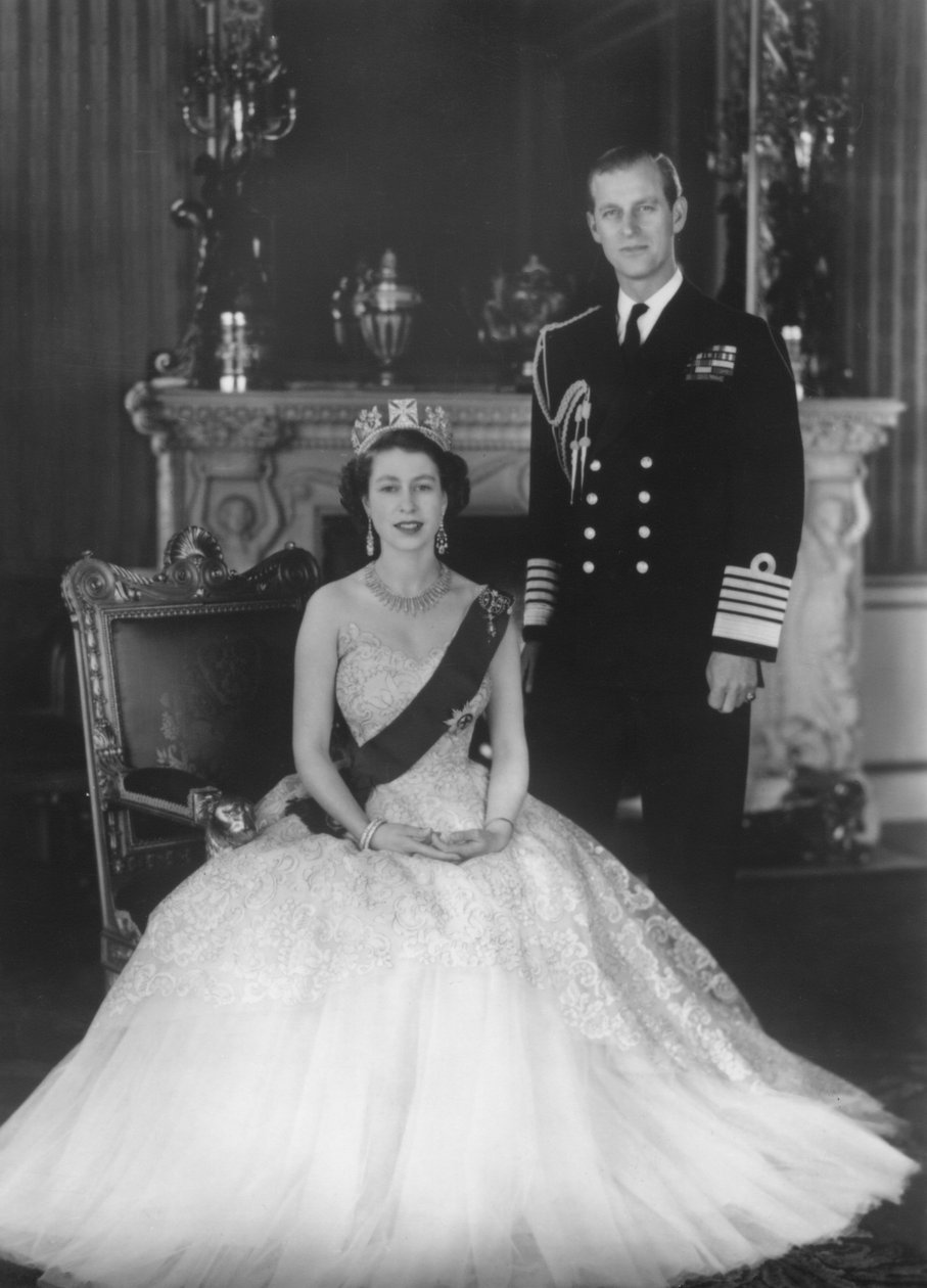 SM la Reina Isabel II y SAR el Duque de Edimburgo en el Palacio de Buckingham, 12 de marzo de 1953 de Baron Sterling Henry Nahum