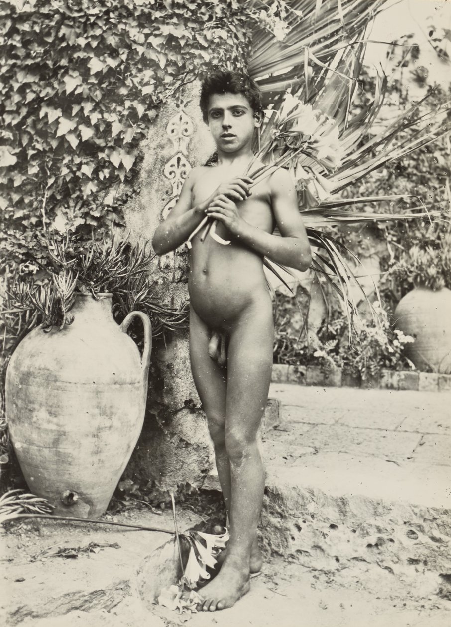 [Niño en el jardín] de Baron Wilhelm von Gloeden