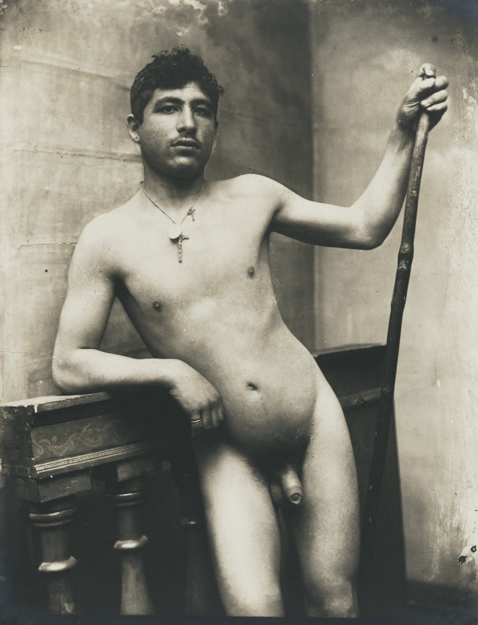 [Hombre desnudo con báculo y collar crucifijo] de Baron Wilhelm von Gloeden