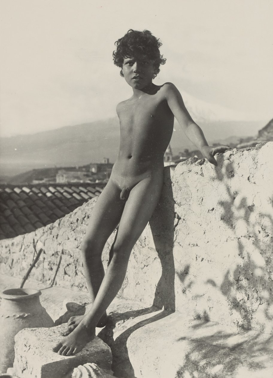 [Joven desnudo de pie] de Baron Wilhelm von Gloeden