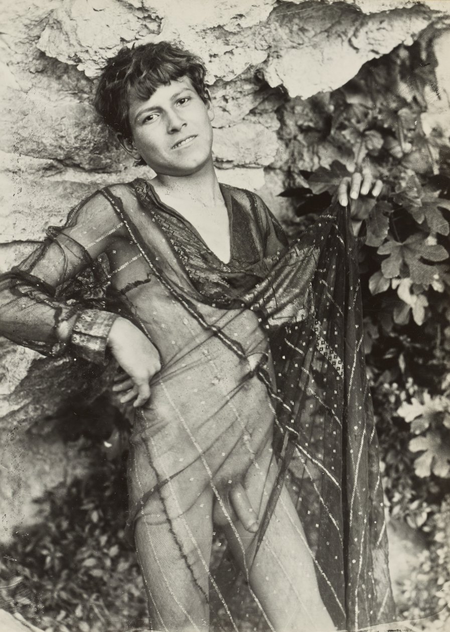 [Joven desnuda con un vestido transparente] de Baron Wilhelm von Gloeden
