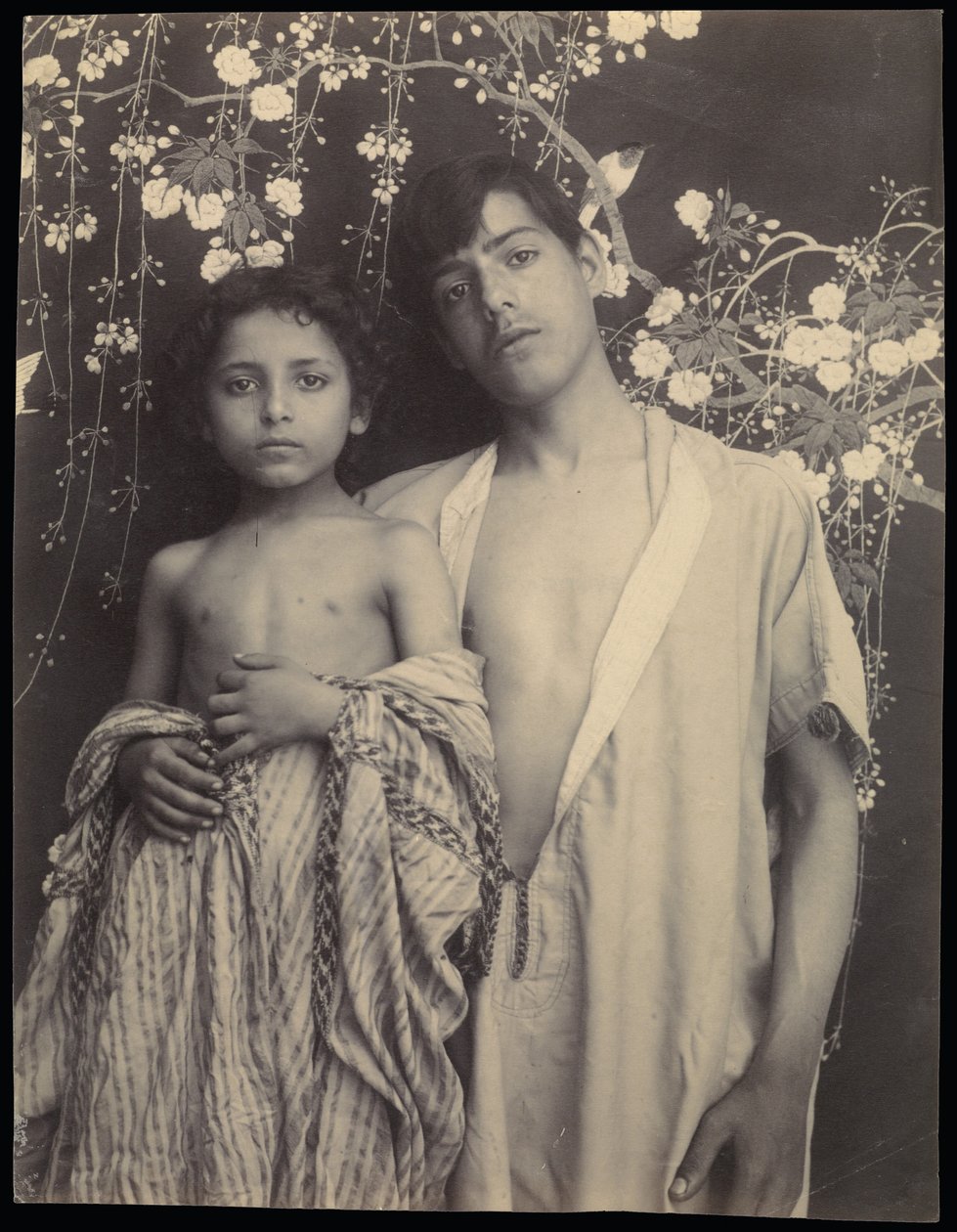 [Un niño y una niña sicilianos ante un tejido floral] de Baron Wilhelm von Gloeden