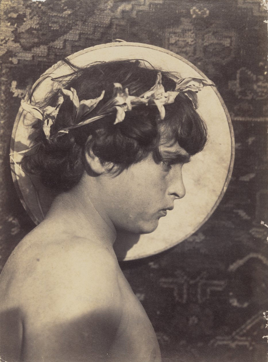 [Niño siciliano con corona de lirios y aureola] de Baron Wilhelm von Gloeden