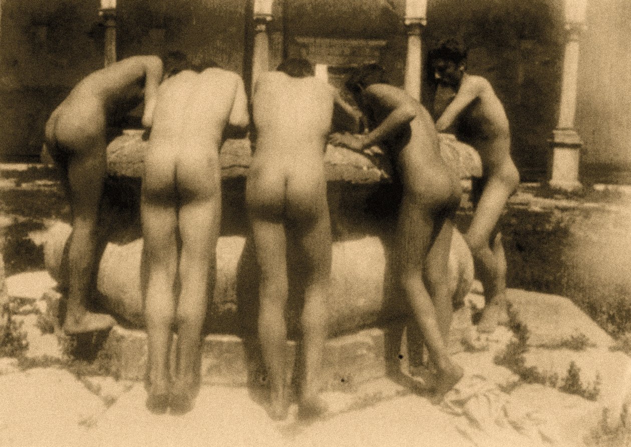 Estudio de cinco niños mirando un pozo, Sicilia, c.1900 de Baron Wilhelm von Gloeden