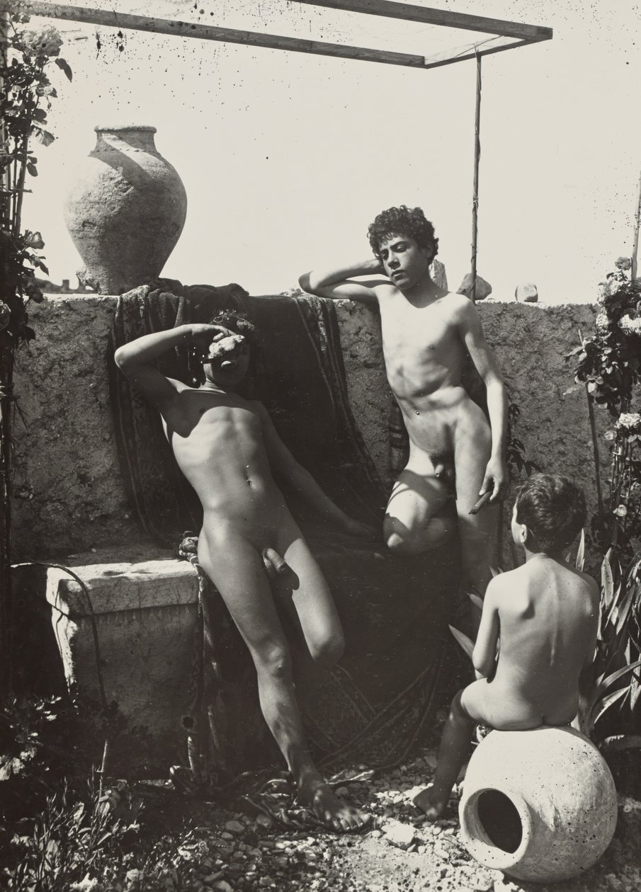 [Tres niños en un jardín] de Baron Wilhelm von Gloeden