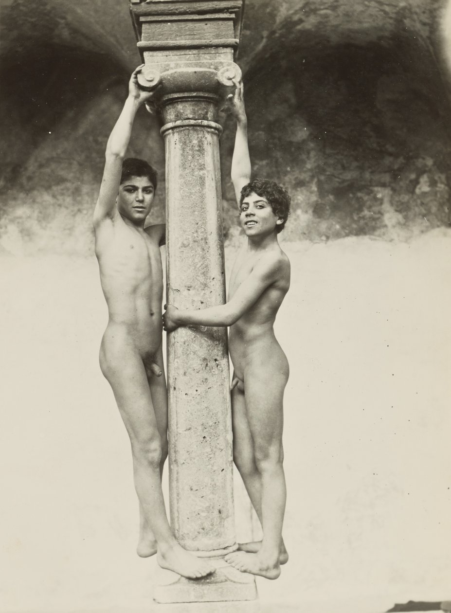 [Dos niños agarrados a una columna] de Baron Wilhelm von Gloeden