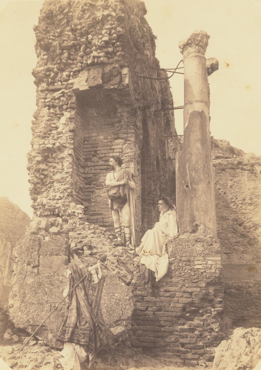 [Dos hombres disfrazados junto a unas ruinas] de Baron Wilhelm von Gloeden