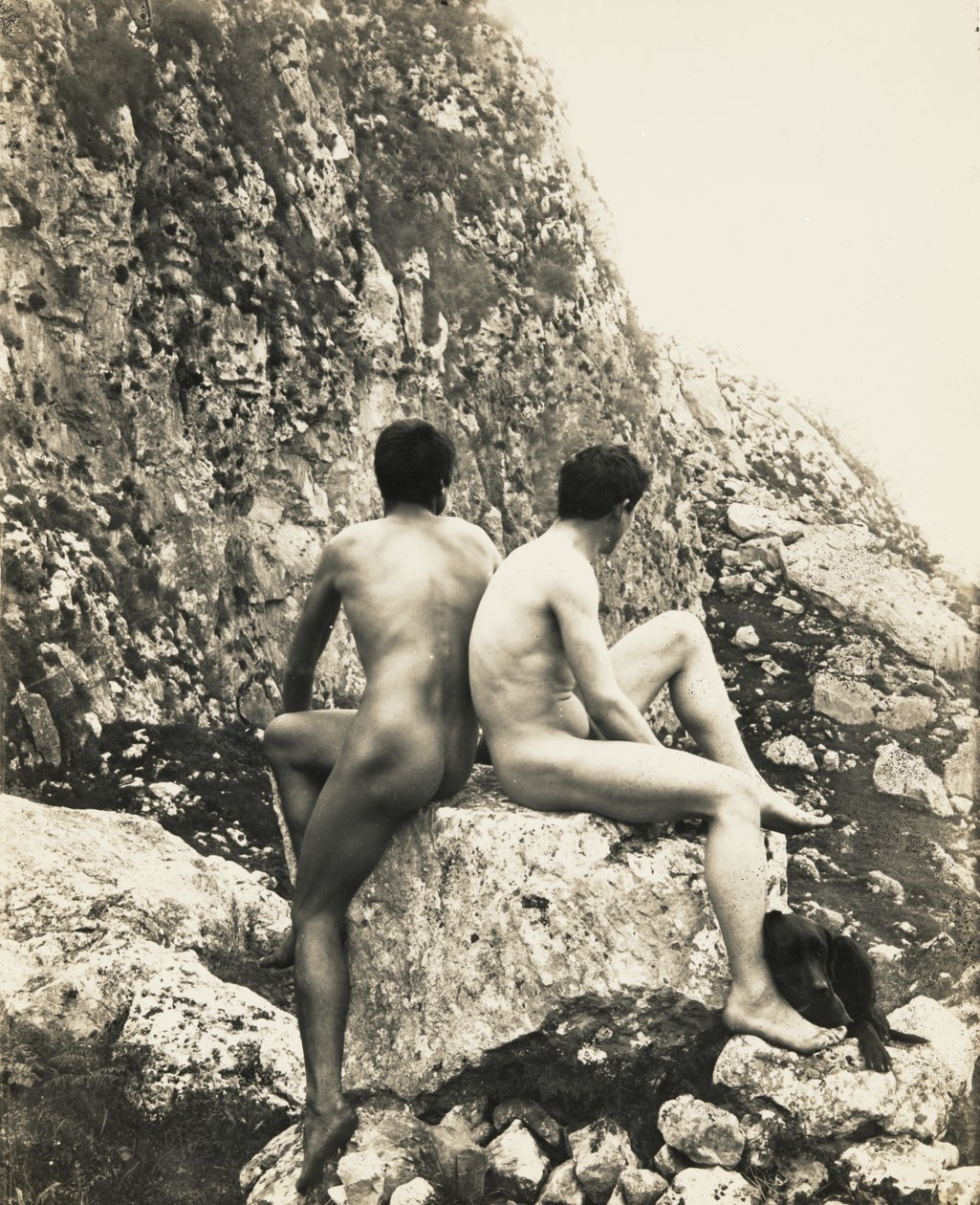 [Dos jóvenes desnudos sobre una roca] de Baron Wilhelm von Gloeden