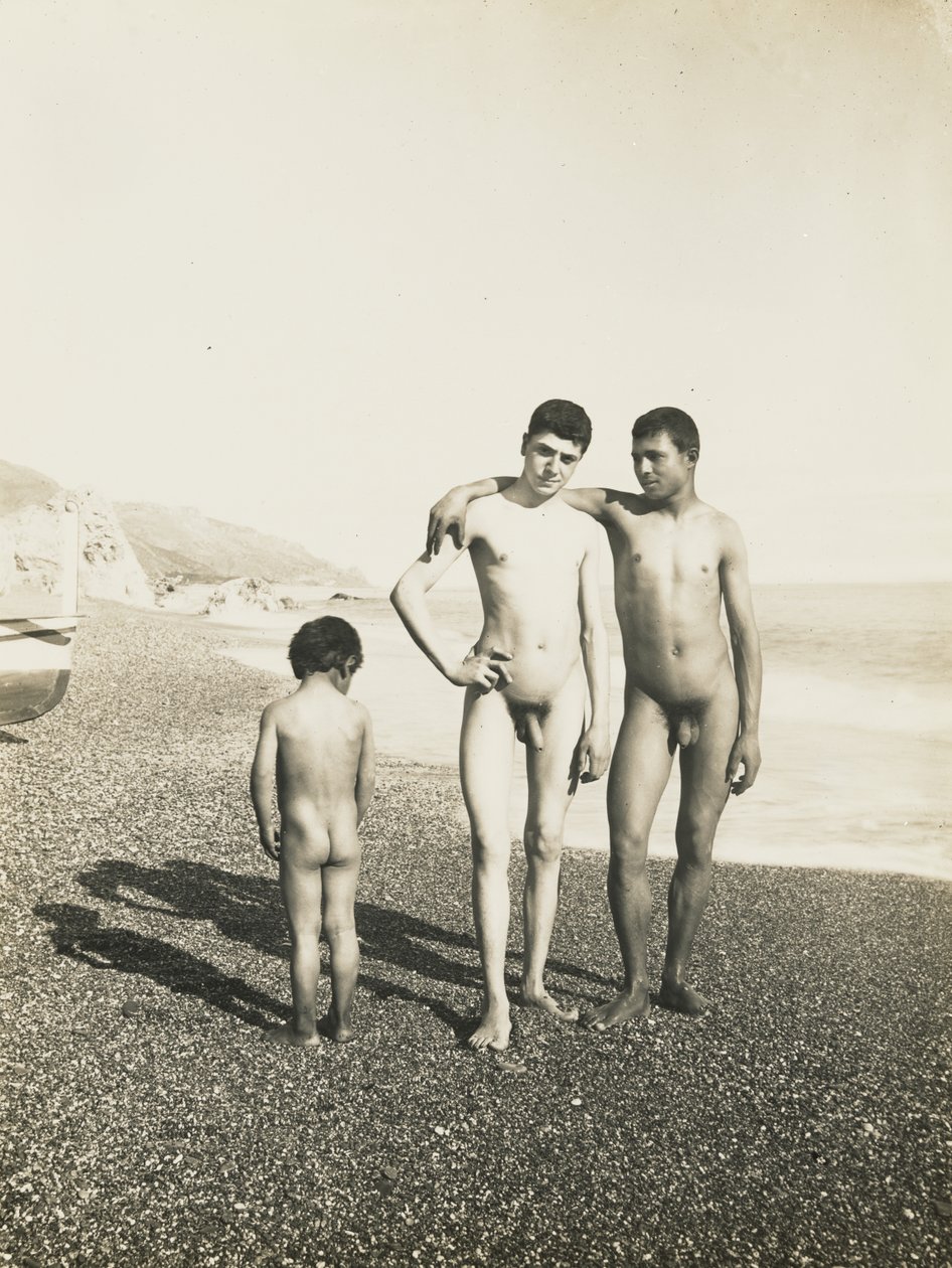 Dos jóvenes y un niño en la playa de Baron Wilhelm von Gloeden
