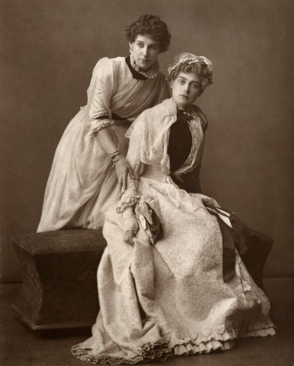 Actrices británicas Eweretta Lawrence y Grace Otway en On Change, 1886 de Barraud