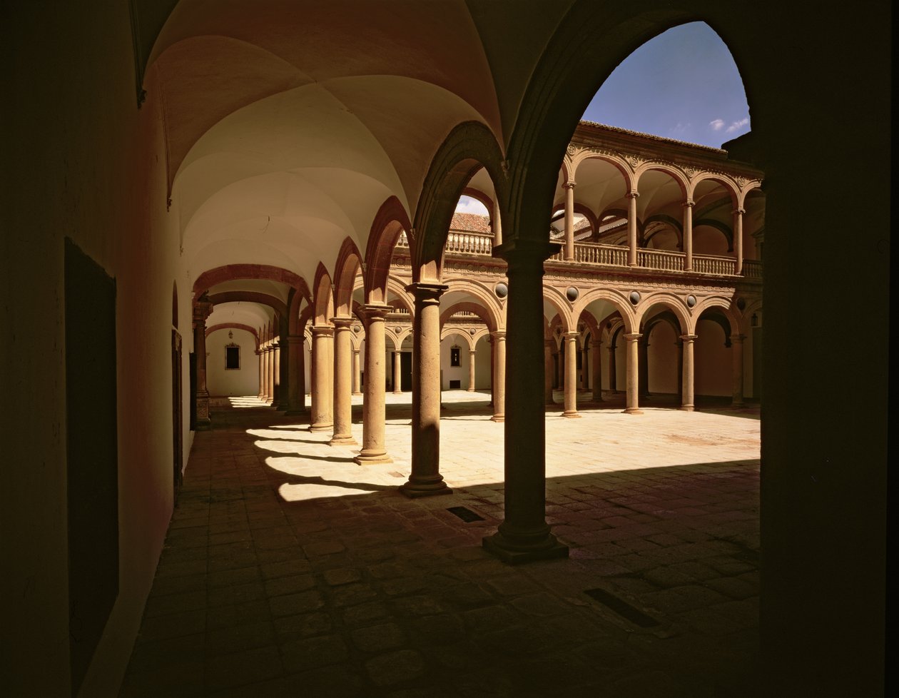 Vista de la galería de los patios interiores del hospital, obra de Bartolomé Bustamante (c.1499-1570) (foto) de Bartolome de Bustamante