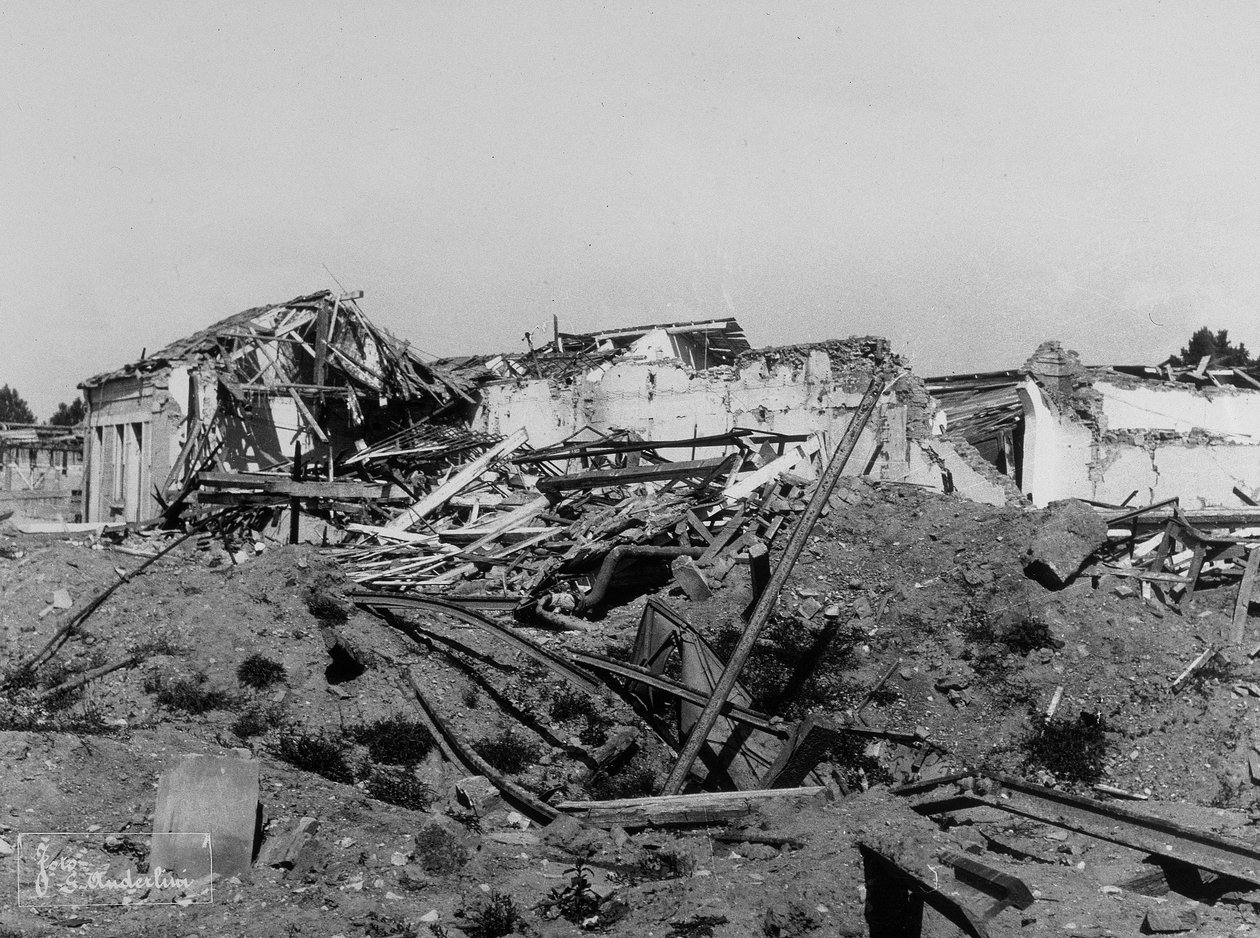 Los bombardeos de Sermide: edificios dañados durante la Segunda Guerra Mundial de Bayard and Bertall