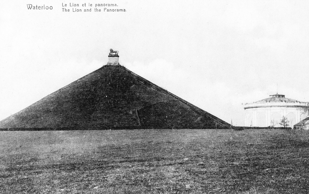 La Butte du Lion (Montículo del León) y el Panorama en Waterloo, postal conmemorativa, c.1912 (fotolitografía) de Belgian Photographer
