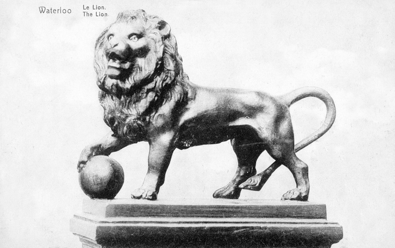 El Monumento Holandés a la batalla de Waterloo, representando al león en la cima de la Butte du Lion (Montículo del León), postal conmemorativa, c.1912 (fotolitografía) de Belgian Photographer
