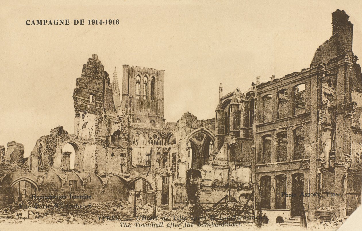 Hotel de Ville después del bombardeo, Ypres, 1915 de Belgian Photographer