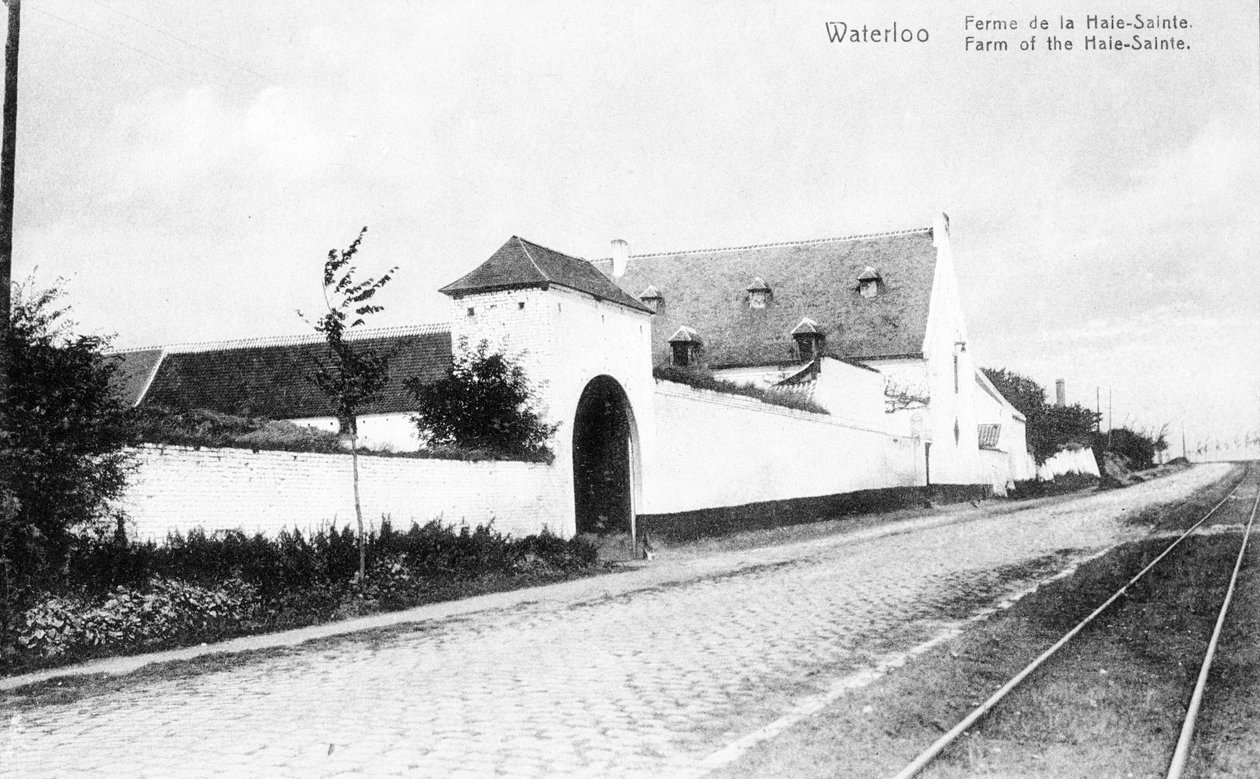 La Granja de La Haye-Sainte, en la carretera de Charleroi a Bruselas y un sitio estratégico importante para Wellington durante la batalla de Waterloo, postal conmemorativa c.1912 (fotolitografía) de Belgian Photographer