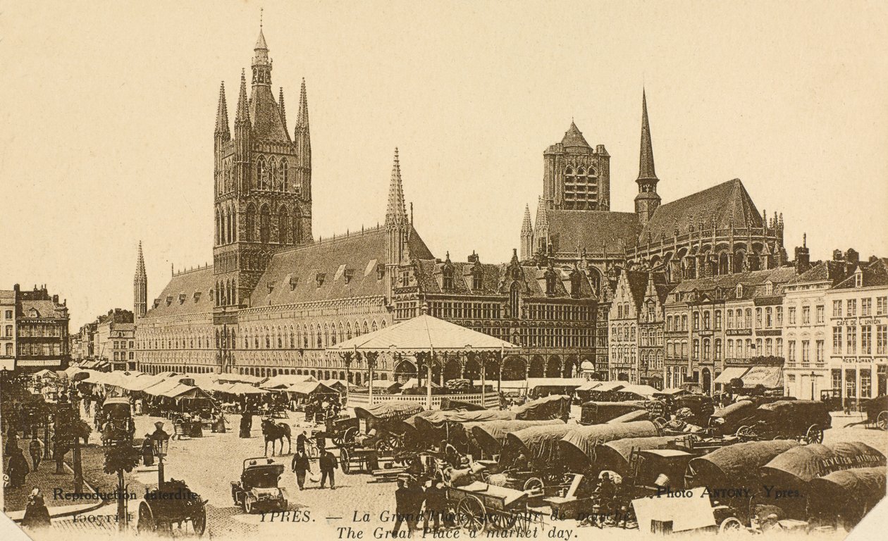 La Grand Place en día de mercado, Ypres, Bélgica de Belgian Photographer
