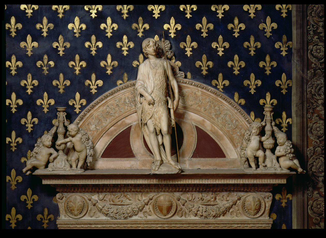 San Juan Bautista flanqueado por dos candelabros, de un marco de puerta en la Sala dei Gigli (1470) de Benedetto da Maiano