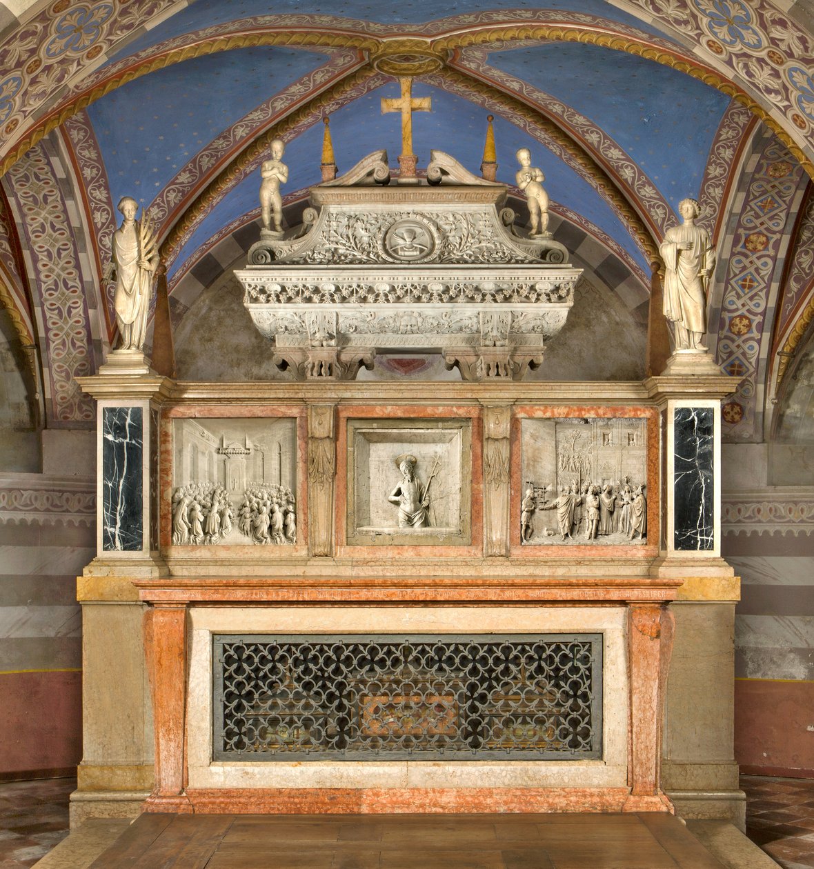Cripta, Altar Mayor con el Arca de los Santos Marcelino y Pedro Exorcista, Realizado por Benedetto Briosco 1506-08, Recompuesto por Matteo Galletti 1609 de Benedetto Briosco