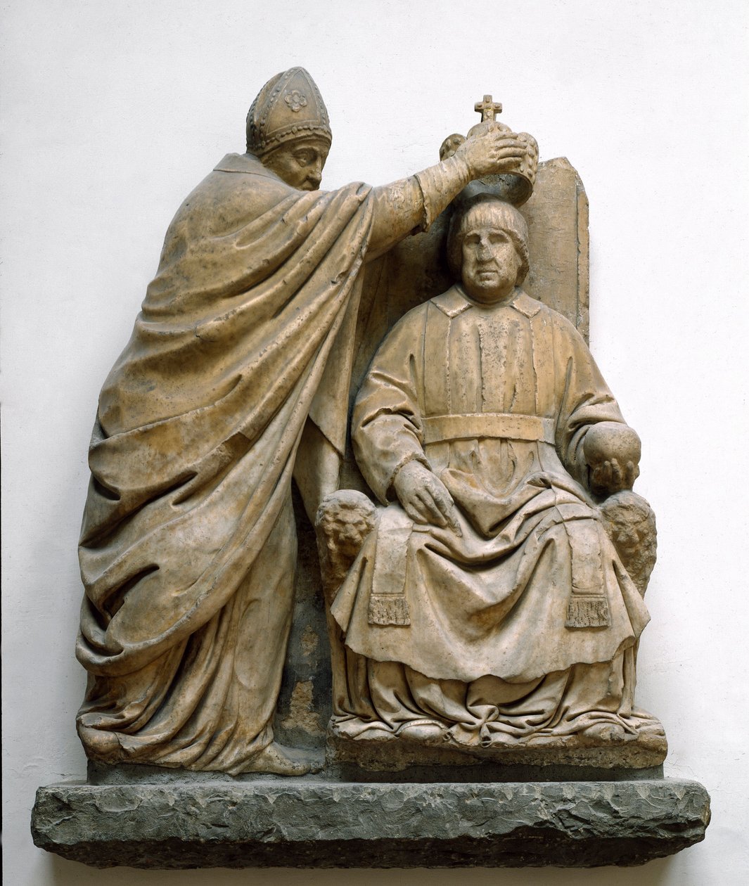 El cardenal Latino di Carlo Orsini (1410-1477) corona a Fernando II de Aragón (1452-1516) de Benedetto da Maiano