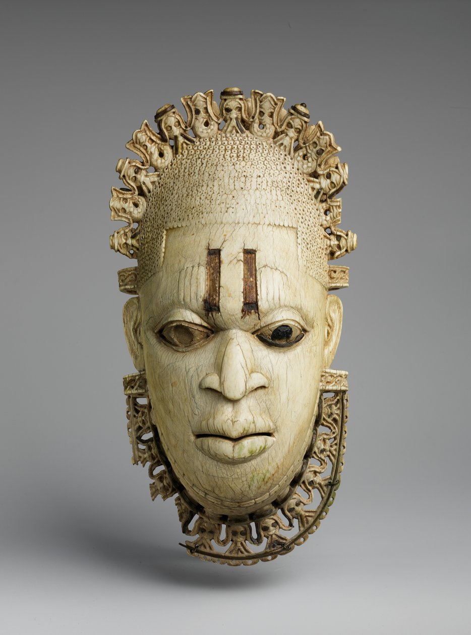 Máscara colgante de Iyoba (Reina Madre) de Benin Benin