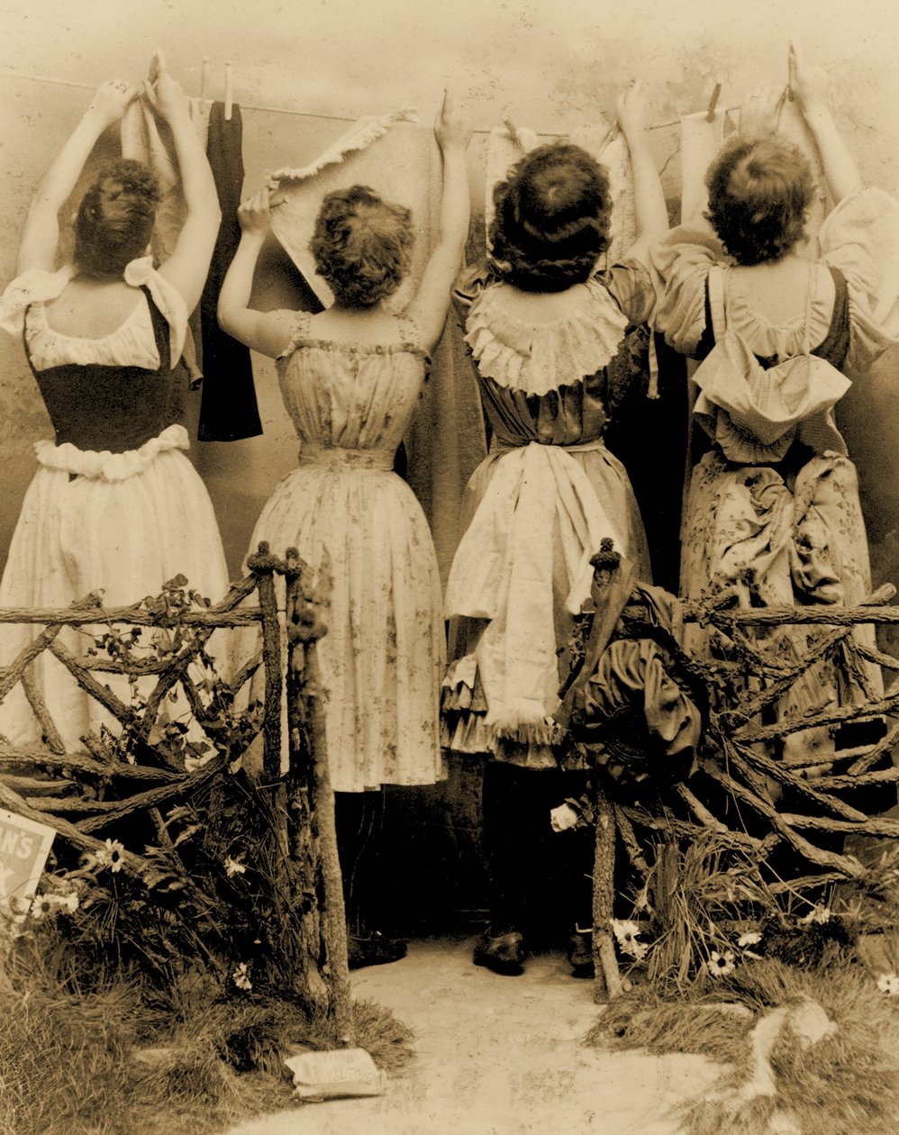 Anuncio de jabón de bórax de Kirkman, mostrando la vista trasera de cuatro mujeres colgando ropa en una cuerda, c.1891 de Benjamin J. Falk