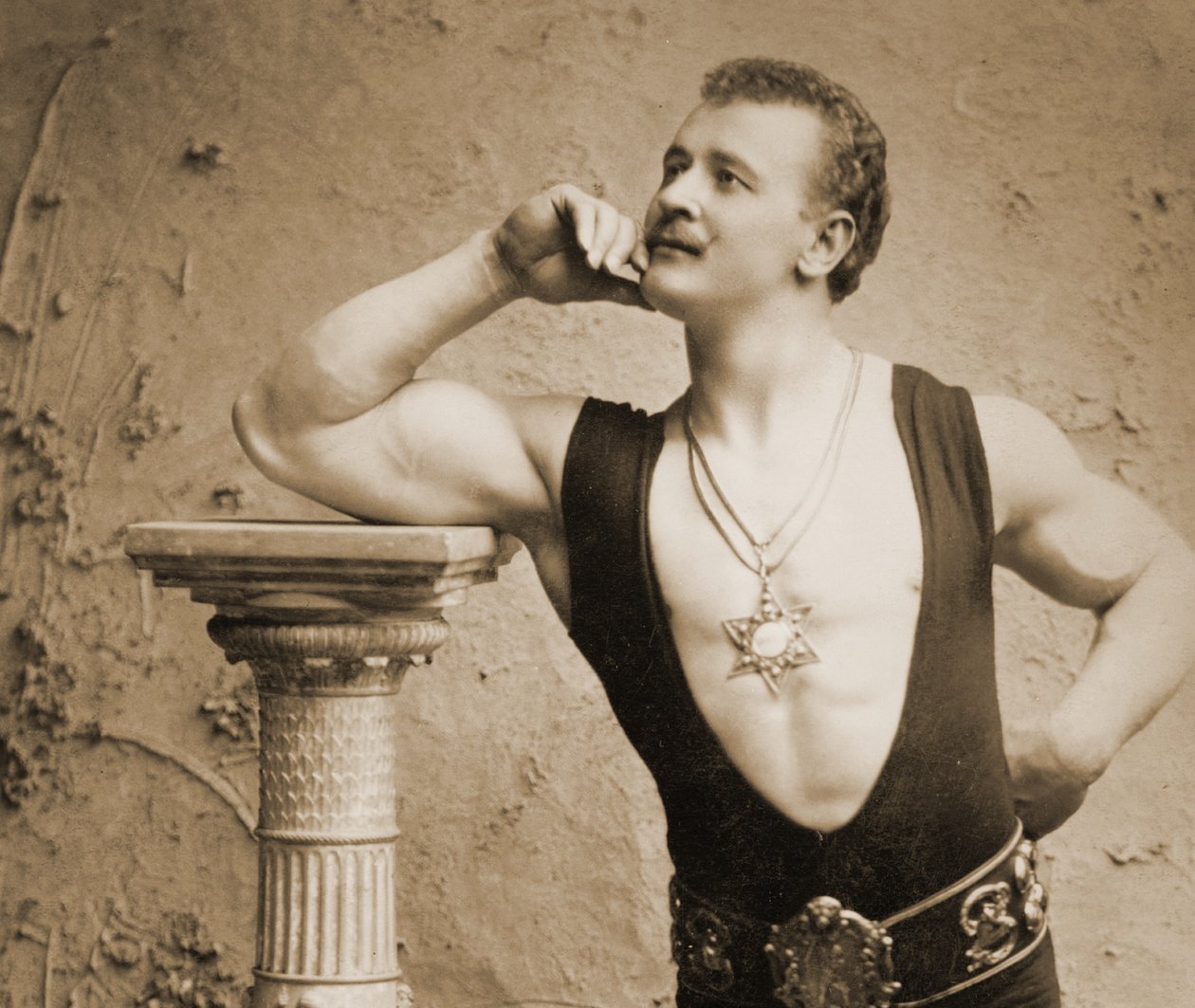 Eugen Sandow, en pose grecorromana clásica, c.1894 de Benjamin J. Falk