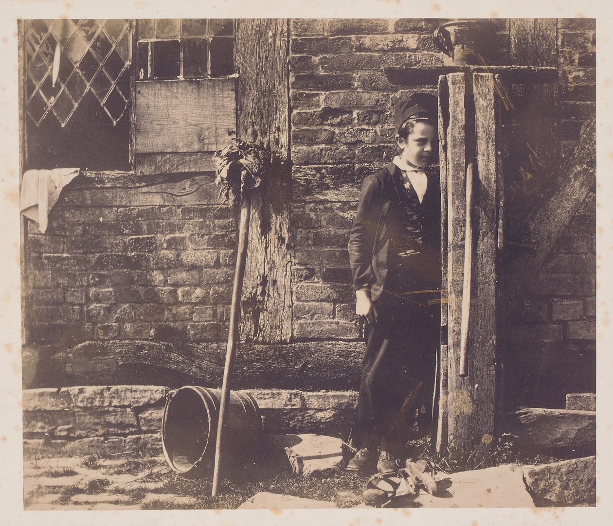 Walter Chamberlain escondiéndose detrás de la bomba de Bredicot, mediados de la década de 1850 de Benjamin Brecknell Turner