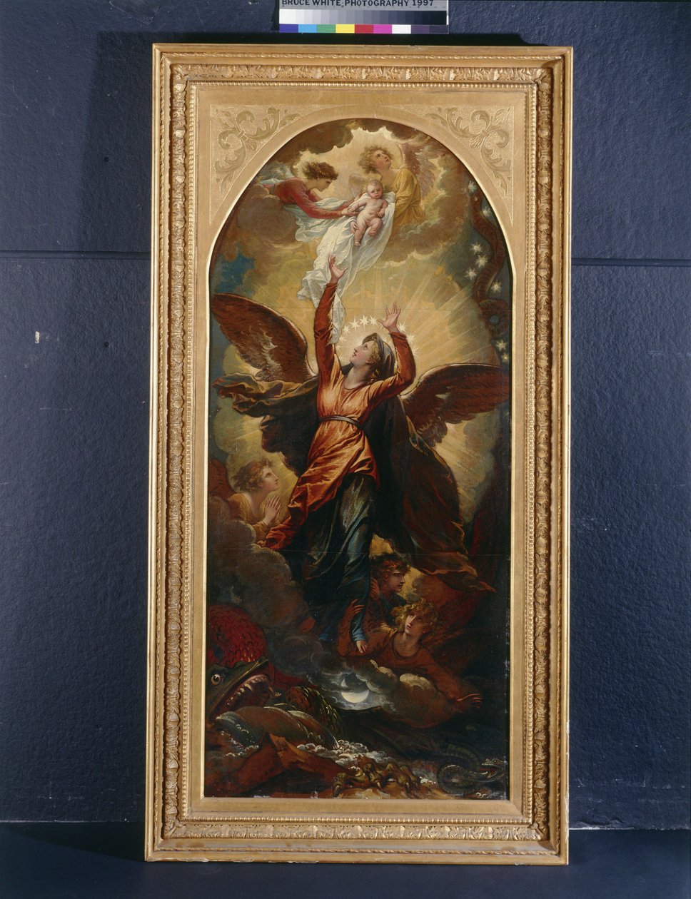 La mujer vestida de sol huye de la persecución del dragón de Benjamin West