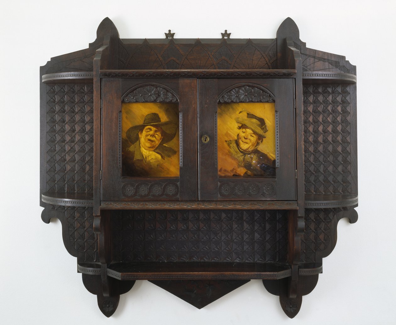 Gabinete de pared colgante con placas de cerámica, c. 1890s de Benn Pitman