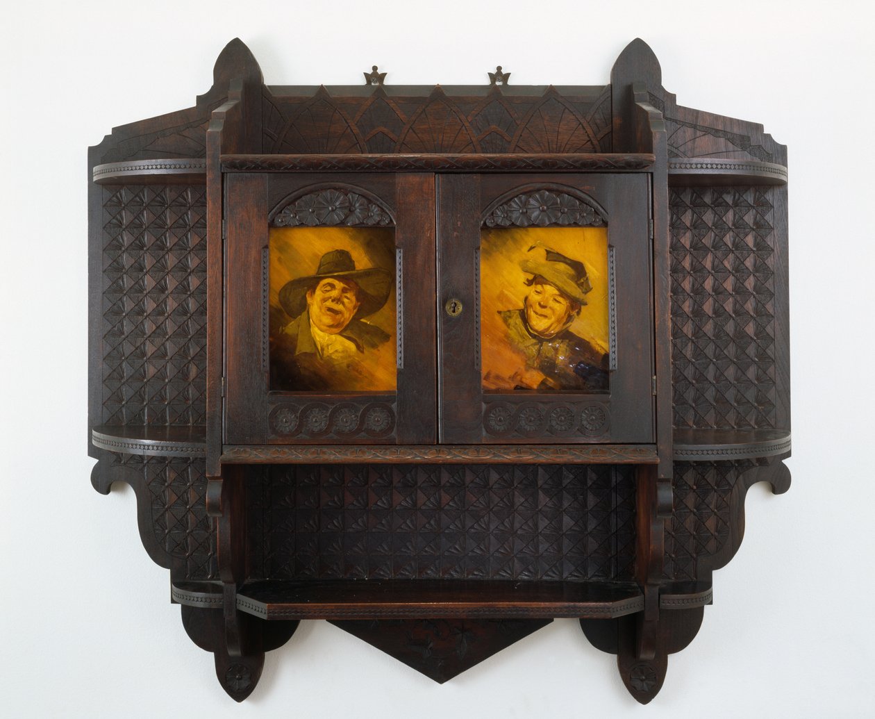 Gabinete de pared colgante con placas de cerámica, tallado atribuido a Mary Madeline Nourse, placas a Artus van Briggle (1869-1904) 1887-99 de Benn attr.to Pitman