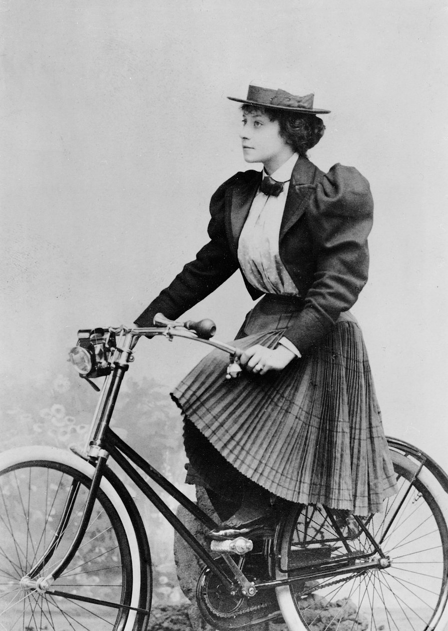 Julia Denis en una bicicleta, 1893 de Benque Studio