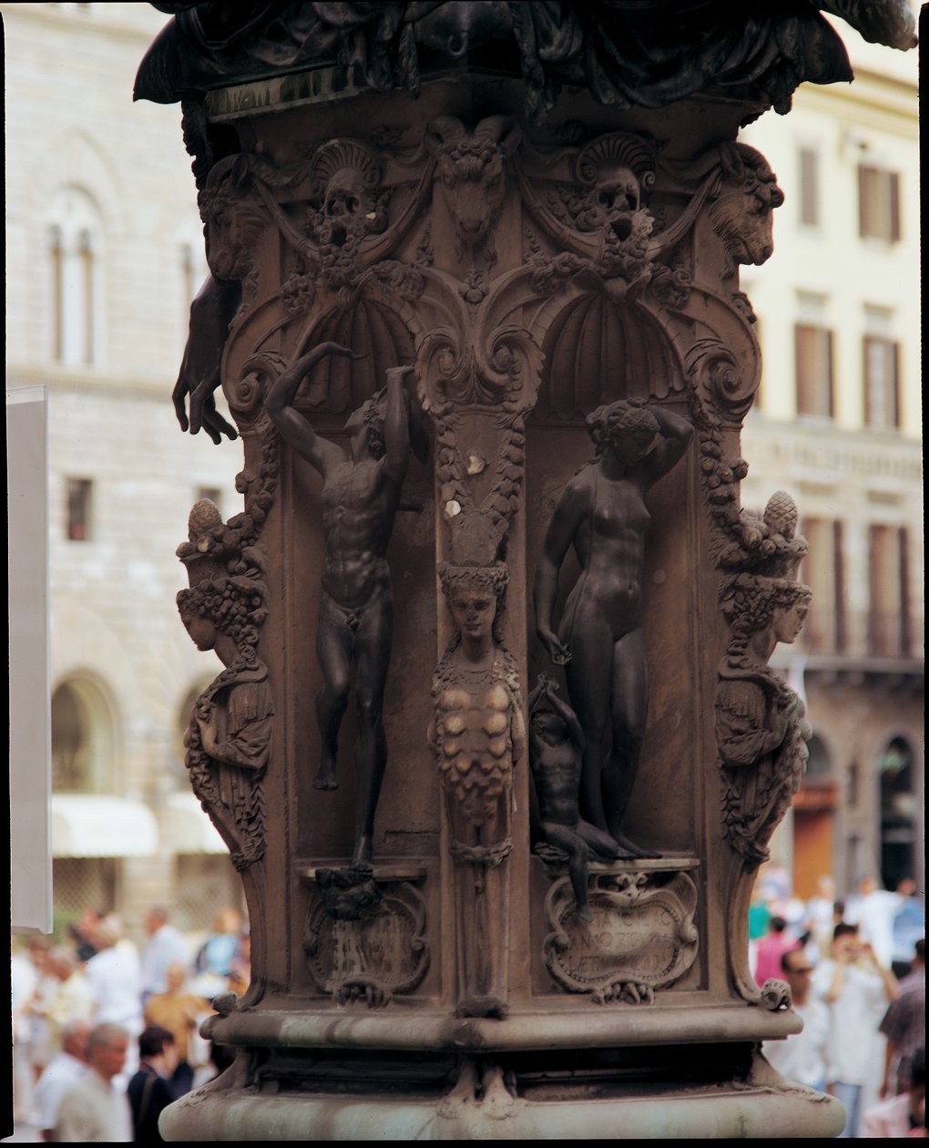 Detalle de Mercurio, Dánae y Perseo, de la base de una escultura de Perseo con la cabeza de Medusa de Benvenuto Cellini