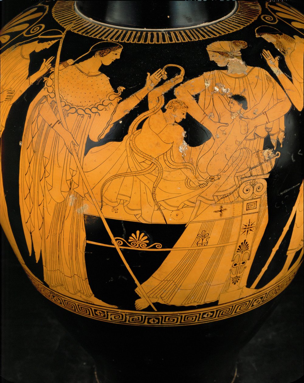 El joven Heracles lucha contra dos serpientes enviadas por Zeus ... de Berlin Painter