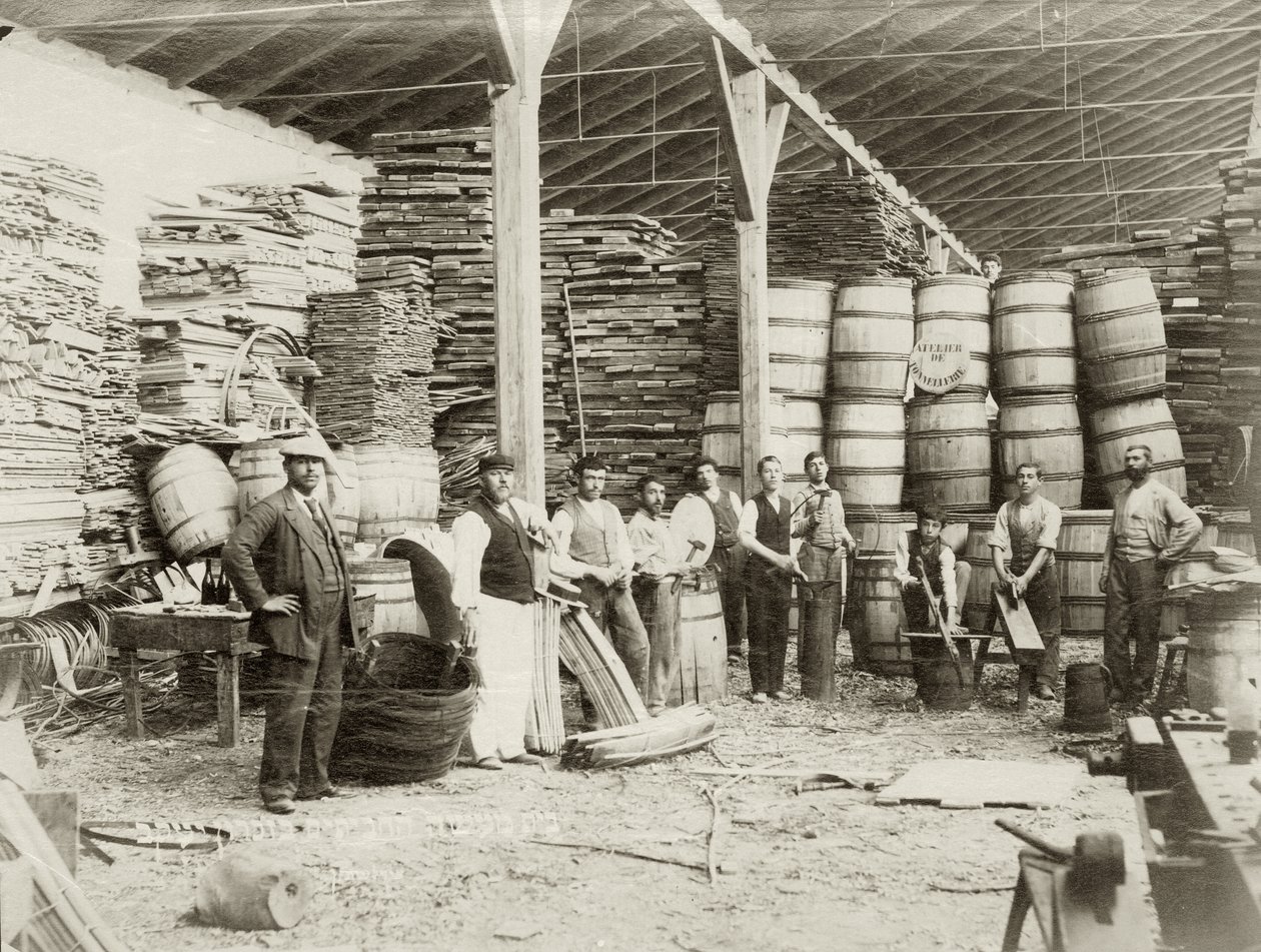 Interior de una fábrica de toneles en Zichron Yaacov con trabajadores, c.1898-1900 de Bernard Edelstein