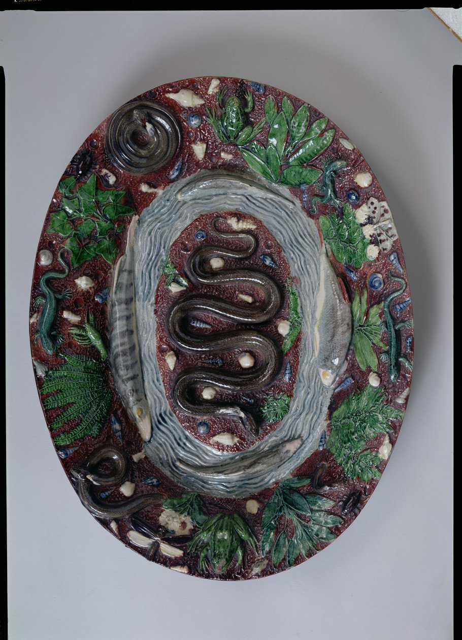Plato ovalado grande moldeado en relieve con una serpiente de hierba, batracios y peces de Bernard Palissy