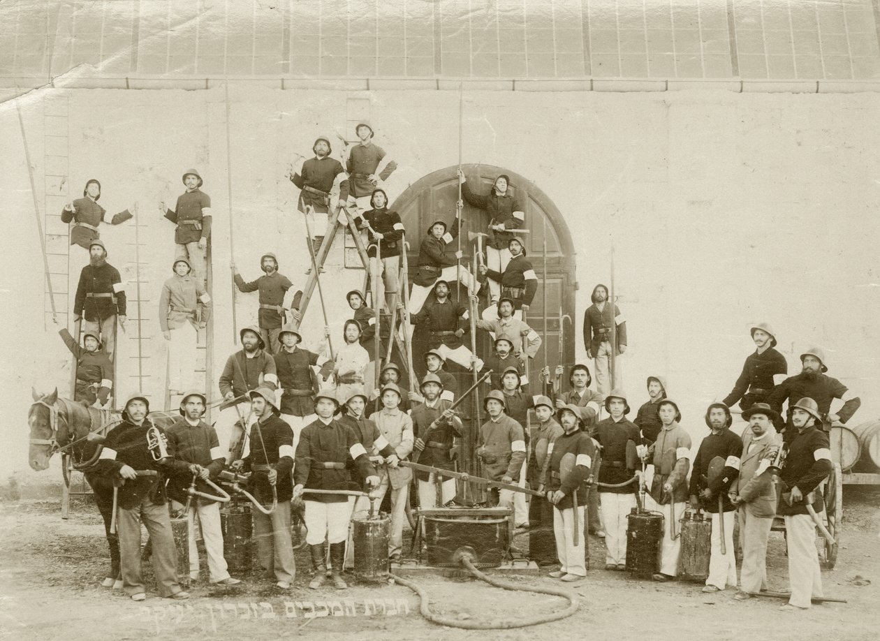 Un grupo de bomberos en Zichron Yaacov, c.1898-1900 de Bernard Edelstein